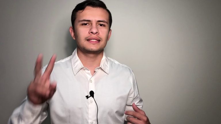 que ponerse debajo de una camisa blanca transparente