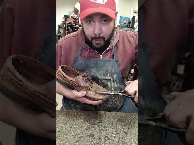 persona que arregla zapatos
