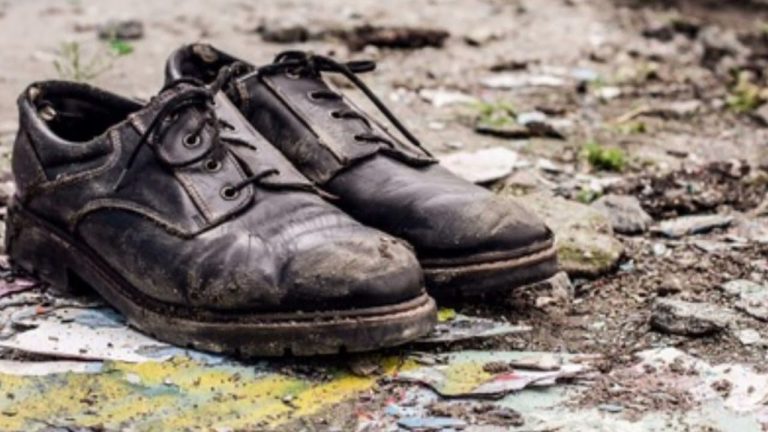 ¿Qué significa soñar con zapatos sucios de lodo? Interpretaciones y significados